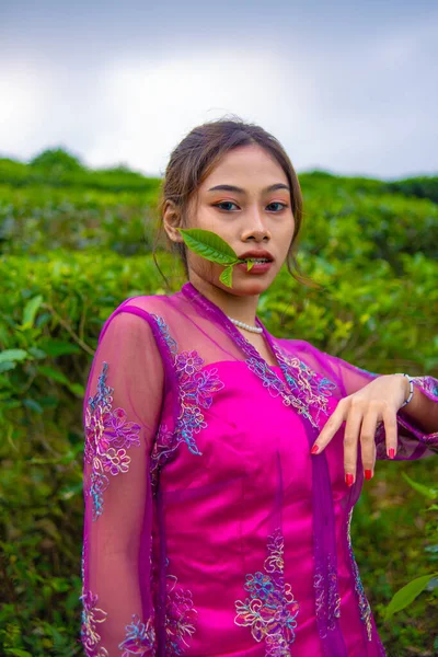 Una Donna Asiatica Abito Rosa Piedi Fronte Giardino Del Mattino — Foto Stock