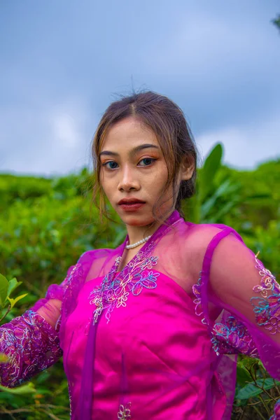 Asian Woman Posing Very Sexy Tea Plantations While Wearing Pink — Stock Photo, Image