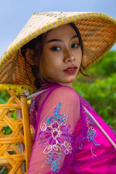 Agricultor Asiático Con Vestido Rosa Sosteniendo Una Cesta Bambú Mientras —  Fotos de Stock