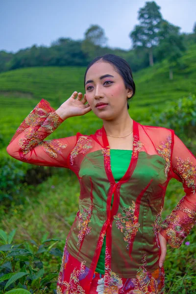 Een Aziatische Vrouw Een Rode Jurk Staat Ochtend Voor Een — Stockfoto