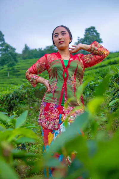 Una Donna Asiatica Abito Rosso Piedi Fronte Giardino Mattino — Foto Stock