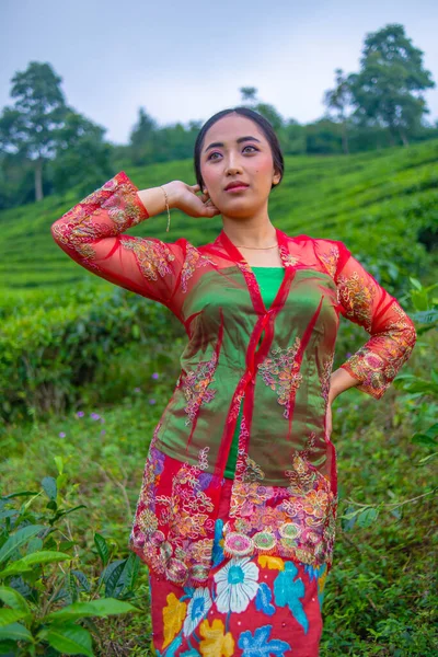 Una Donna Asiatica Abito Rosso Piedi Fronte Giardino Mattino — Foto Stock