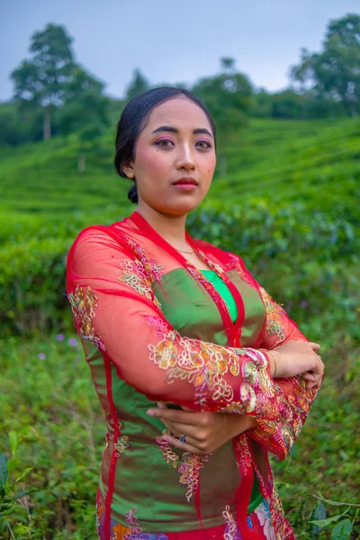 Una Donna Asiatica Piedi Posa Tra Foglie Durante Giorno — Foto Stock