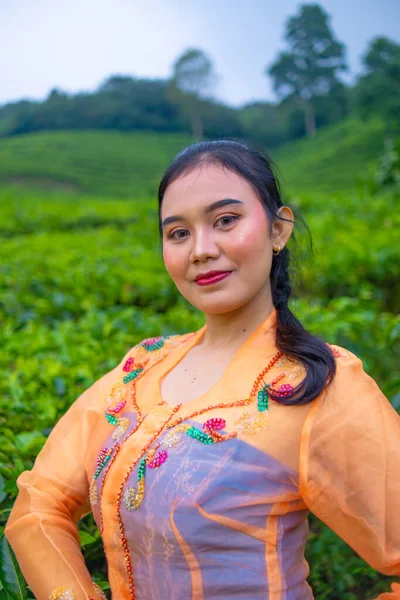 Фермер Чайного Листа Помаранчевій Сукні Позує Перед Дуже Красивим Чайним — стокове фото