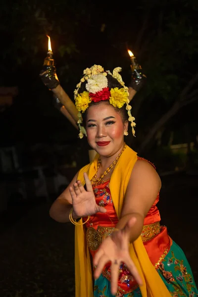 Uma Dançarina Javanesa Tradicional Dança Com Flores Coloridas Seu Punho — Fotografia de Stock