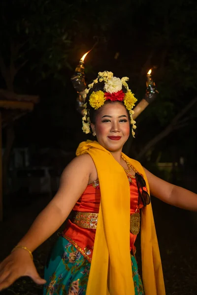Une Danseuse Javanaise Traditionnelle Danse Avec Des Fleurs Colorées Sur — Photo