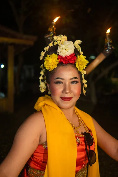 Een Traditionele Javaanse Danseres Danst Met Kleurrijke Bloemen Haar Vuist — Stockfoto