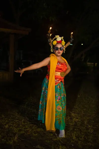 Традиційна Яванська Танцівниця Стоїть Танцює Гнучким Тілом Носячи Окуляри Вночі — стокове фото