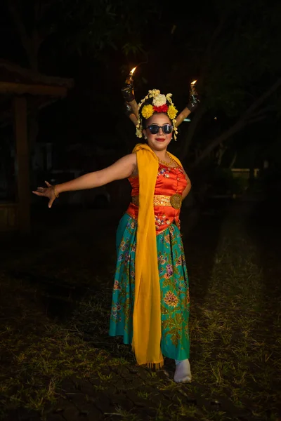 一位传统的爪哇舞蹈家站着跳舞 身体灵活 晚上戴着太阳镜 — 图库照片