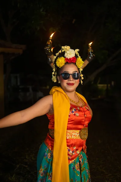 Традиционный Яванский Танцор Стоит Танцует Гибким Телом Время Ношения Солнцезащитных — стоковое фото