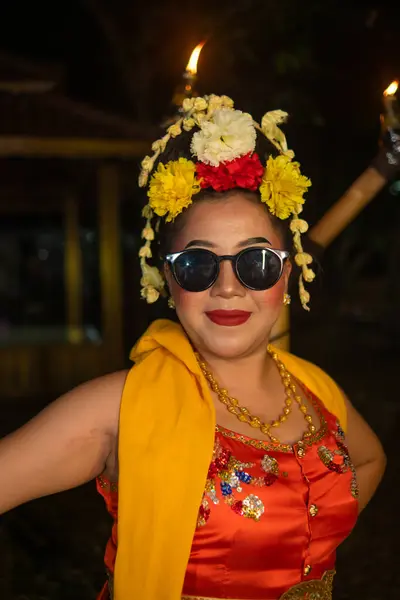 Eine Traditionelle Javanische Tänzerin Steht Und Tanzt Mit Einem Flexiblen — Stockfoto