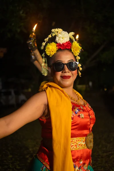 一位传统的爪哇舞蹈家站着跳舞 身体灵活 晚上戴着太阳镜 — 图库照片