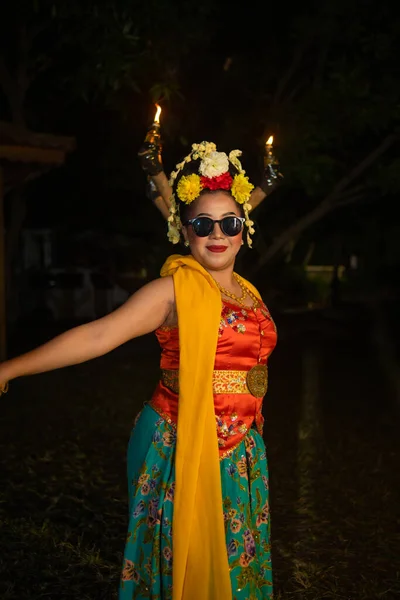 ジャワの伝統的なダンサーは 夜にサングラスを身に着けながら柔軟な体で立って踊ります — ストック写真