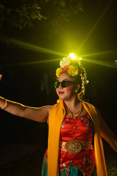 Güzel Bir Sundanlı Dansçı Poz Verir Gece Sahne Işığı Önünde — Stok fotoğraf