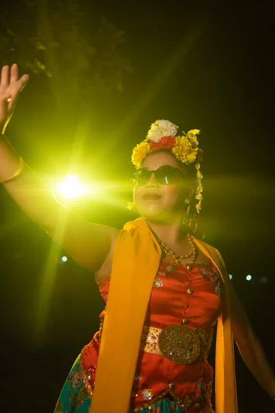 在晚上的舞台灯光前 一位美丽的印度舞蹈家穿着华丽的裙子和围巾 摆出姿势 — 图库照片