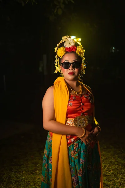 Güneş Gözlüklü Genç Bir Kızın Portresi Gece Çok Güzel Poz — Stok fotoğraf