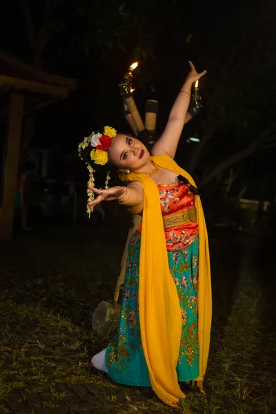 Portré Egy Indonéz Táncosról Arany Öves Tánccal Kecsesen Táncol Éjszaka — Stock Fotó