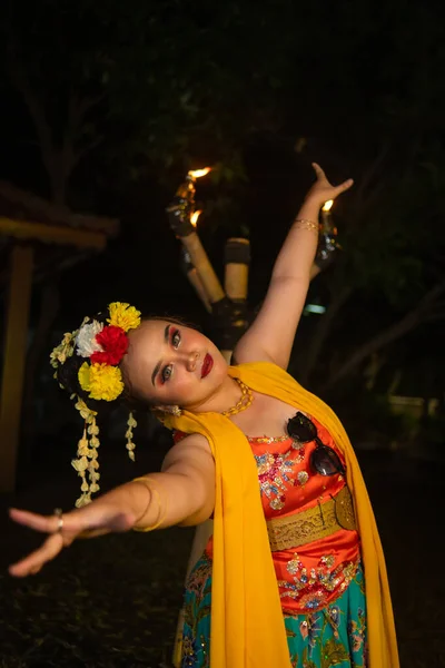 Retrato Uma Dançarina Indonésia Com Cinto Ouro Dançando Graciosamente Noite — Fotografia de Stock