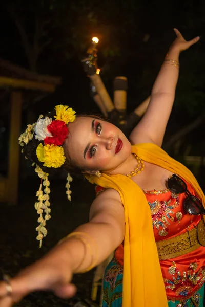 Portré Egy Indonéz Táncosról Arany Öves Tánccal Kecsesen Táncol Éjszaka — Stock Fotó