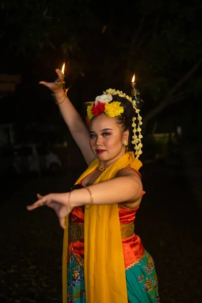 Портрет Індонезійської Танцівниці Золотим Поясом Танцює Витончено Вночі — стокове фото