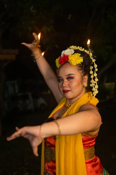 Portret Indonezyjskiej Tancerki Złotym Pasem Tańczącej Nocy — Zdjęcie stockowe