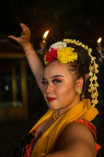 Retrato Una Bailarina Indonesia Con Cinturón Oro Bailando Con Gracia —  Fotos de Stock