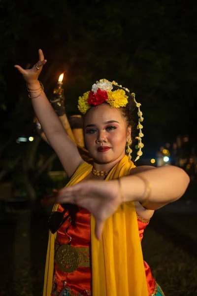 Portret Van Een Indonesische Danser Met Een Sierlijk Dansende Gouden — Stockfoto