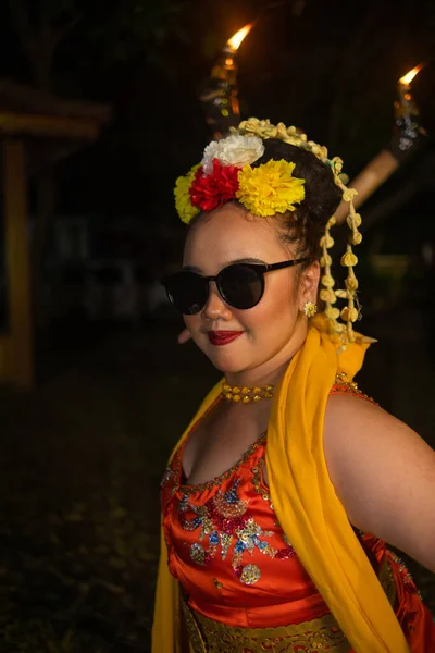 彼女の髪にジャスミンが危険なインドネシアのダンサーの肖像画は 夜のステージで彼女の美しい外観を飾る — ストック写真