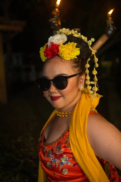 一位印度尼西亚舞蹈家的画像 她的头发上挂着茉莉花 装饰着她晚上在舞台上的美丽容貌 — 图库照片