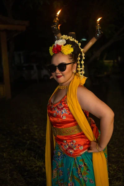 Ett Porträtt Indonesisk Dansare Med Jasmin Dinglande Håret Pryder Hennes — Stockfoto