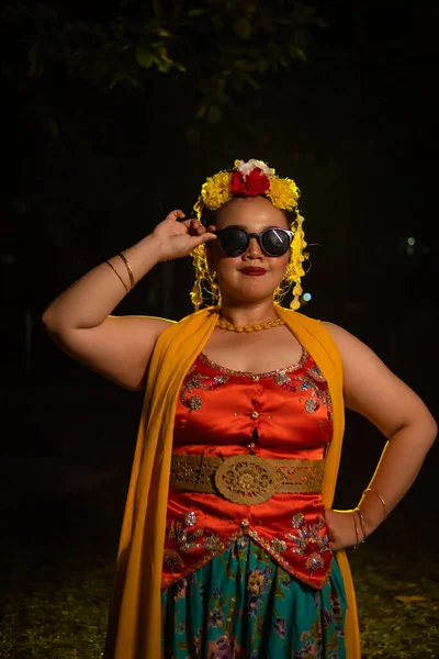 Retrato Uma Dançarina Indonésia Com Jasmim Pendurado Seu Cabelo Adorna — Fotografia de Stock