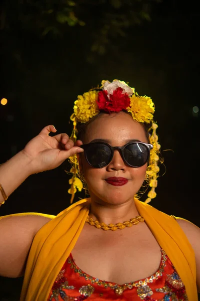 一位印度尼西亚舞蹈家的画像 她的头发上挂着茉莉花 装饰着她晚上在舞台上的美丽容貌 — 图库照片