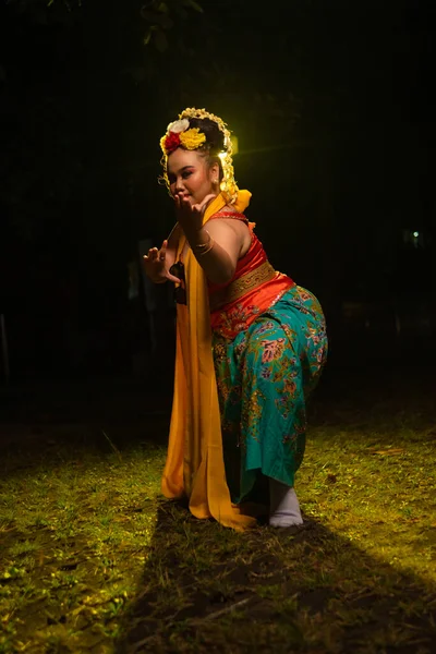 Retrato Uma Dançarina Indonésia Com Cinto Ouro Dançando Graciosamente Noite — Fotografia de Stock