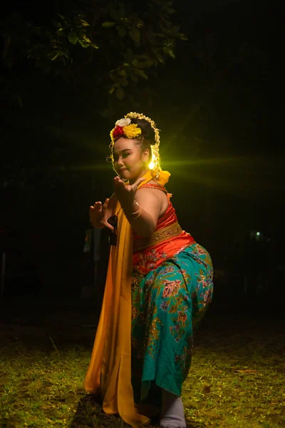 Портрет Индонезийской Танцовщицы Золотым Поясом Грациозно Танцующей Ночью — стоковое фото