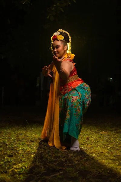 Портрет Индонезийской Танцовщицы Золотым Поясом Грациозно Танцующей Ночью — стоковое фото