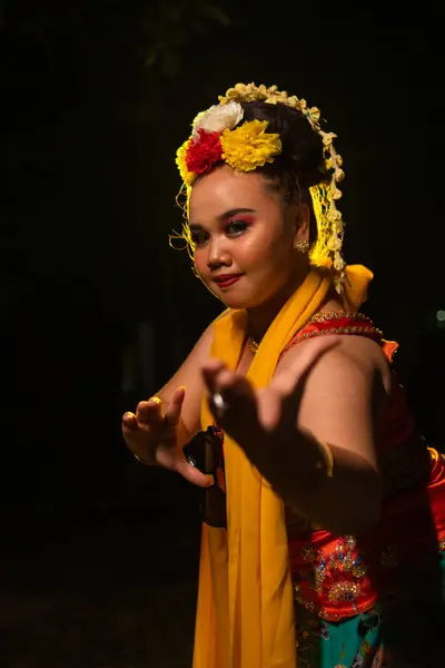 Портрет Індонезійської Танцівниці Золотим Поясом Танцює Витончено Вночі — стокове фото