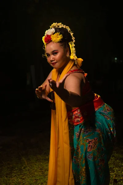 Retrato Una Bailarina Indonesia Con Cinturón Oro Bailando Con Gracia — Foto de Stock