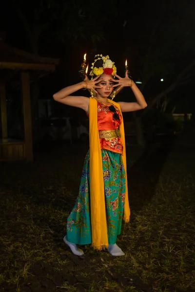 在晚上的舞台上 一个有着锐利的眼睛和金色服装的爪哇舞蹈演员 — 图库照片