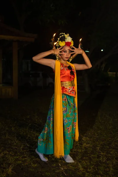 ジャワのダンサーは 夜のステージで鋭い目と黄金の衣装でポーズします — ストック写真