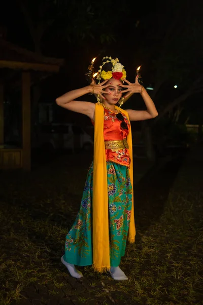 Javanese Dancer Poses Sharp Eyes Golden Costume Stage Night — Stock Photo, Image