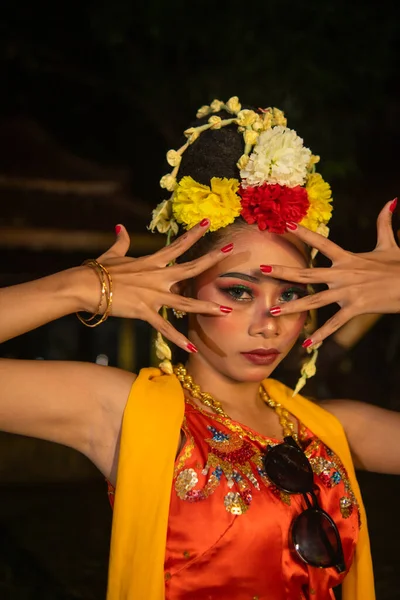 Eine Javanische Tänzerin Posiert Nachts Mit Scharfen Augen Und Einem — Stockfoto