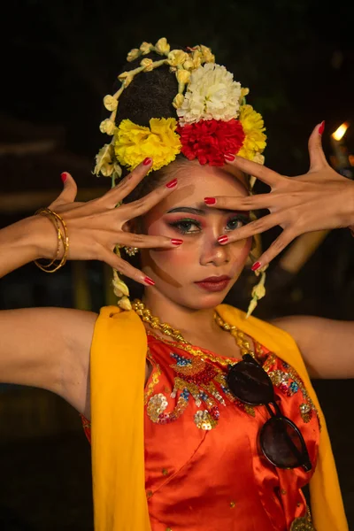 Javalı Bir Dansçı Gece Sahnede Keskin Gözleri Altın Bir Kostümle — Stok fotoğraf