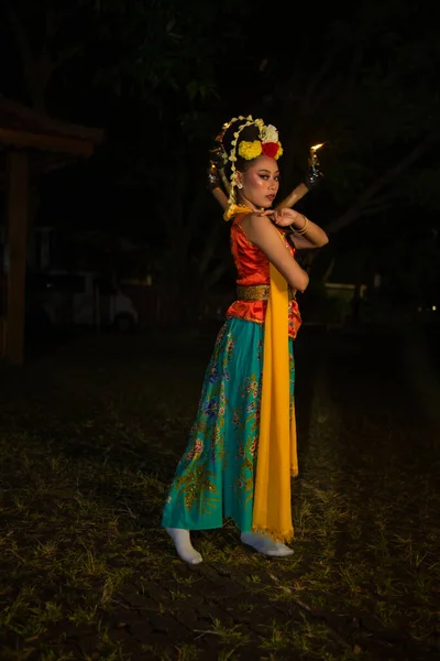 Una Bailarina Javanesa Posa Con Los Ojos Afilados Traje Oro — Foto de Stock