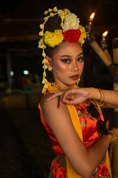 Jawajski Tancerz Pozuje Ostrymi Oczami Złotym Kostiumem Scenie Nocy — Zdjęcie stockowe