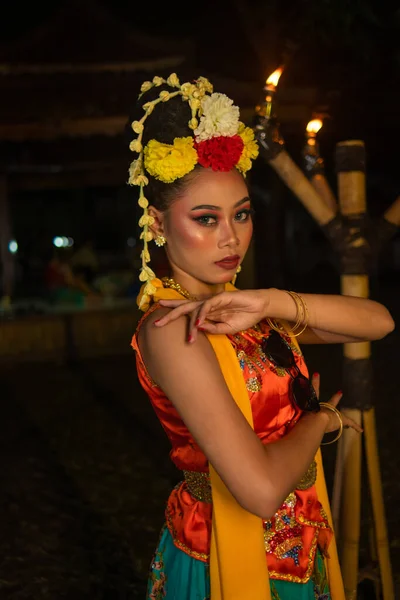 Javanesisk Dansare Poserar Med Skarpa Ögon Och Gyllene Kostym Scenen — Stockfoto