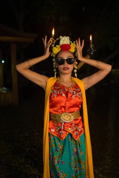 Portrait Indonesian Dancer Jasmine Dangling Her Hair Adorns Her Beautiful — Stock Photo, Image