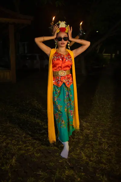 Портрет Индонезийской Танцовщицы Жасмином Свисающей Волосах Украшает Красивую Внешность Сцене — стоковое фото