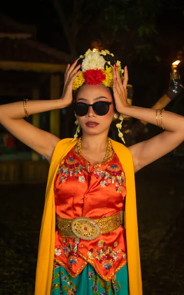 彼女の髪にジャスミンが危険なインドネシアのダンサーの肖像画は 夜のステージで彼女の美しい外観を飾る — ストック写真