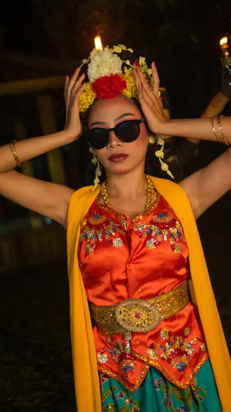 Retrato Uma Dançarina Indonésia Com Jasmim Pendurado Seu Cabelo Adorna — Fotografia de Stock