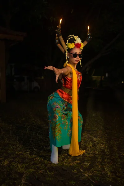一名爪哇舞蹈演员舞技高超 戴着太阳镜 晚上化着美丽的面容 — 图库照片